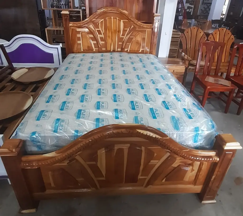 Cama Queen de Teca (sin colchón)